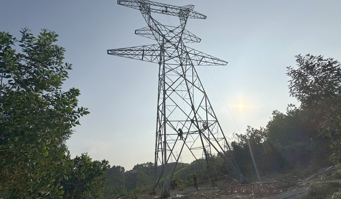 Currently, the construction of the 500/220kV Nho Quan - Phu Ly - Thuong Tin transmission line project, the section passing through Ninh Binh province, is facing problems with site clearance. Photo: Dieu Anh