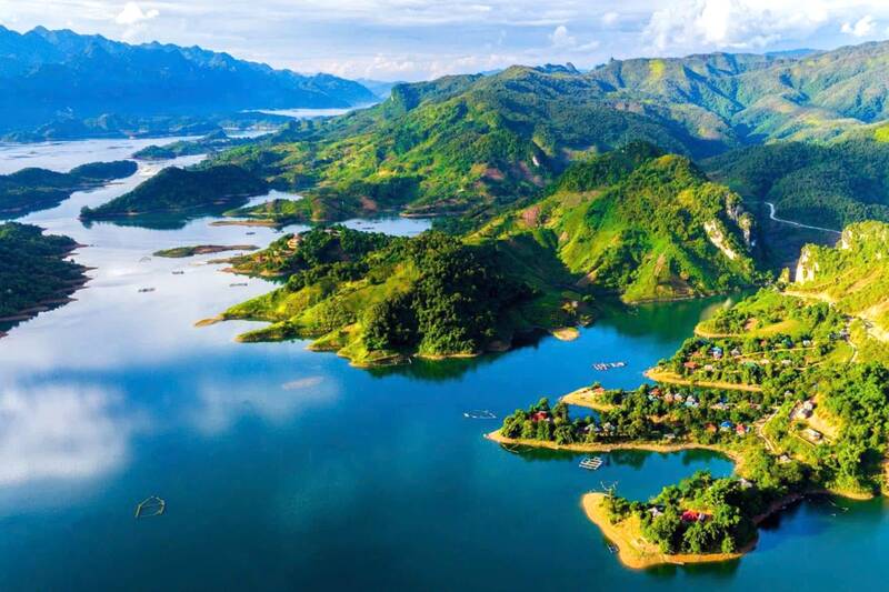 Lòng hồ khu vực Pá Uôn, xã Quỳnh Nhai. Ảnh: Quỳnh Nhai TRAVEL