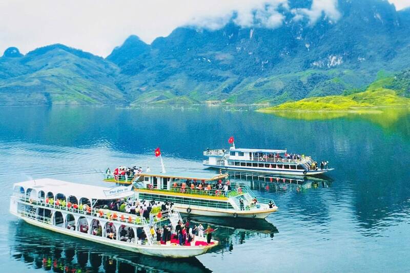 Chèo thuyền kayak và du thuyền trên lòng hồ Quỳnh Nhai. Ảnh: Quỳnh Nhai TRAVEL