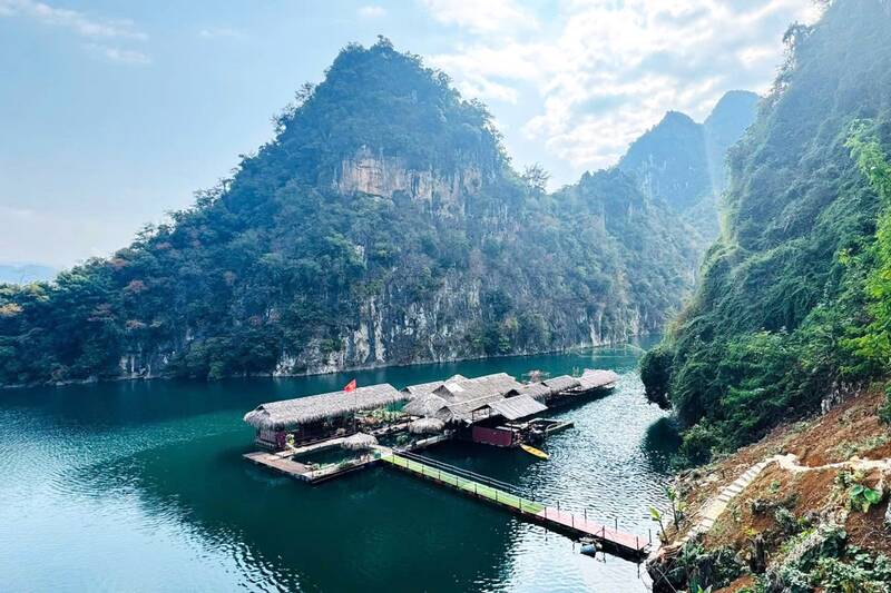 Vịnh Uy Phong với màu nước xanh ngọc bích trên lòng hồ Quỳnh Nhai. Ảnh: Quỳnh Nhai TRAVEL