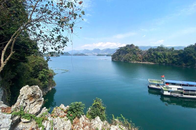 Khung cảnh thơ mộng sáng sớm khu vực ven lòng hồ Quỳnh Nhai. Ảnh: Quỳnh Nhai TRAVEL