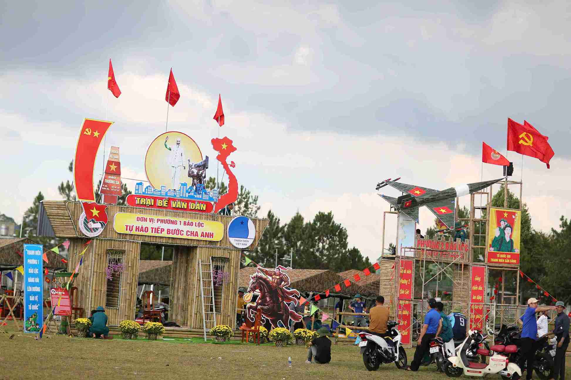 Hội trại tòng quân được trang trí trang trọng, rực rỡ. Ảnh: Phúc Khánh