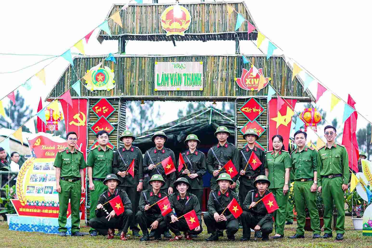 Cử nhân Đinh Thị Trang cùng các tân binh sẵn sàng lên đường nhập ngũ năm 2026. Ảnh: Phúc Khánh