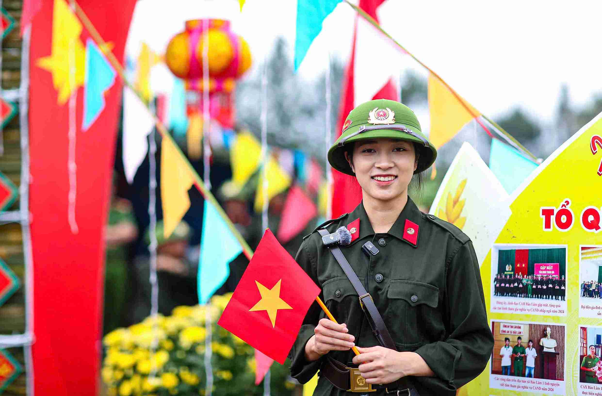 Female graduate Dinh Thi Trang is wearing the soldier uniform of the People's Police. Photo: Phuc Khanh