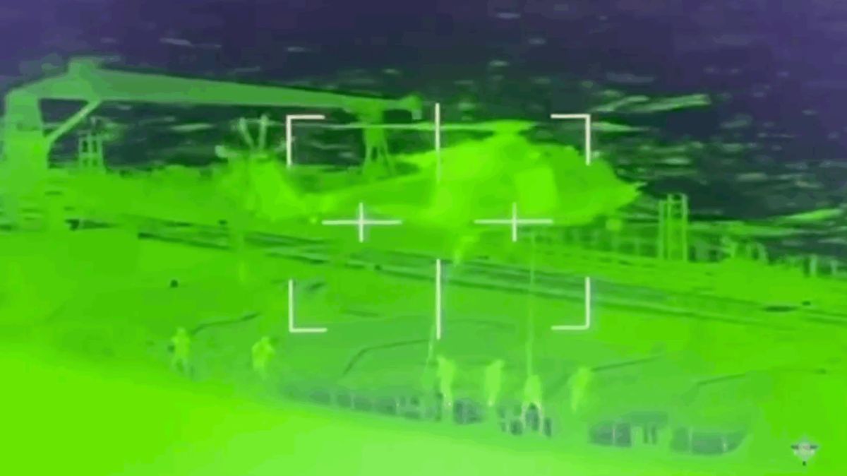 Pháp điều trực thăng hải quân hỗ trợ Bỉ bắt giữ tàu chở dầu Ethera. Ảnh: Hải quân Pháp