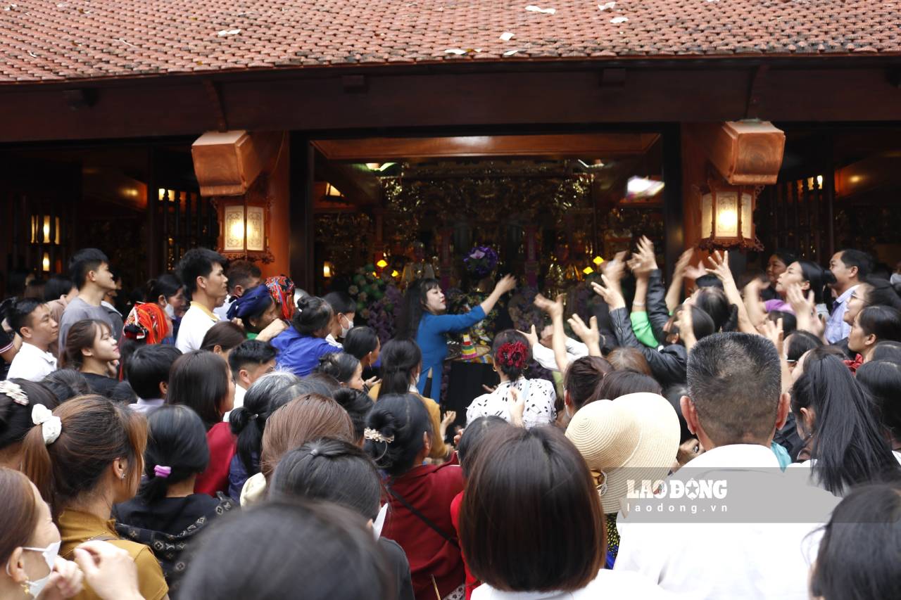 Người dân tập trung đông đảo thụ lộc sau nghi lễ lên đồng. Ảnh: Văn Đức