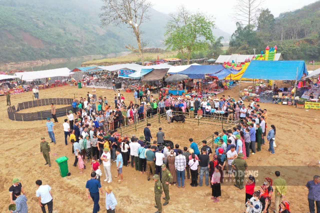 Trò chơi Trọi dê tại Lễ hội. Ảnh: Văn Đức