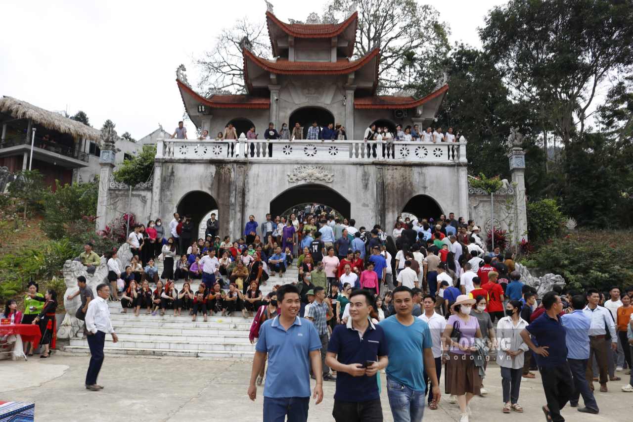 Du khách cùng người dân địa phương đến tham quan chật kín khu vực diễn ra lễ hội. Ảnh: Văn Đức