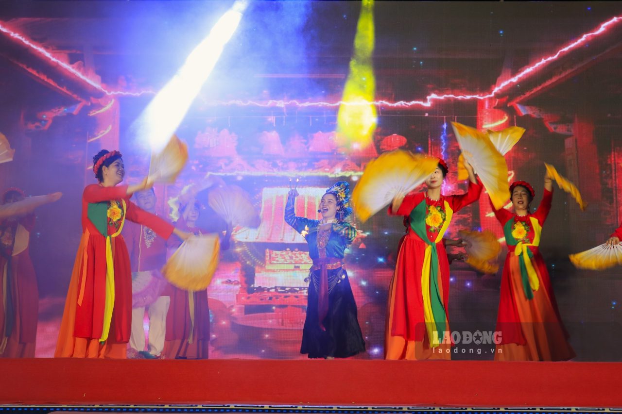 Màn hát trầu văn tại Lễ hội. Ảnh: Văn Đức