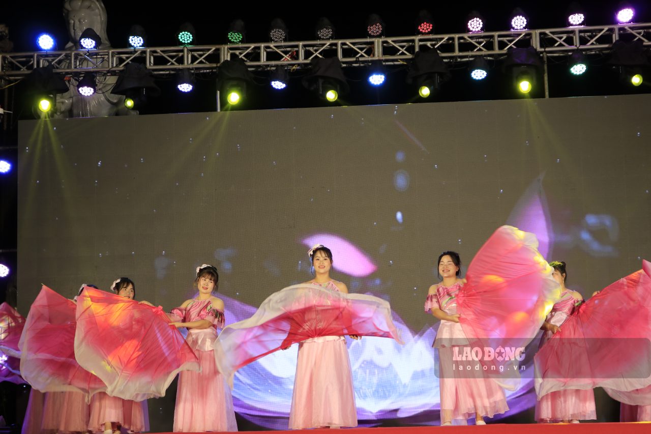 Chương tình văn nghệ đặc sắc diễn ra tại Lễ hội. Ảnh: Văn Đức