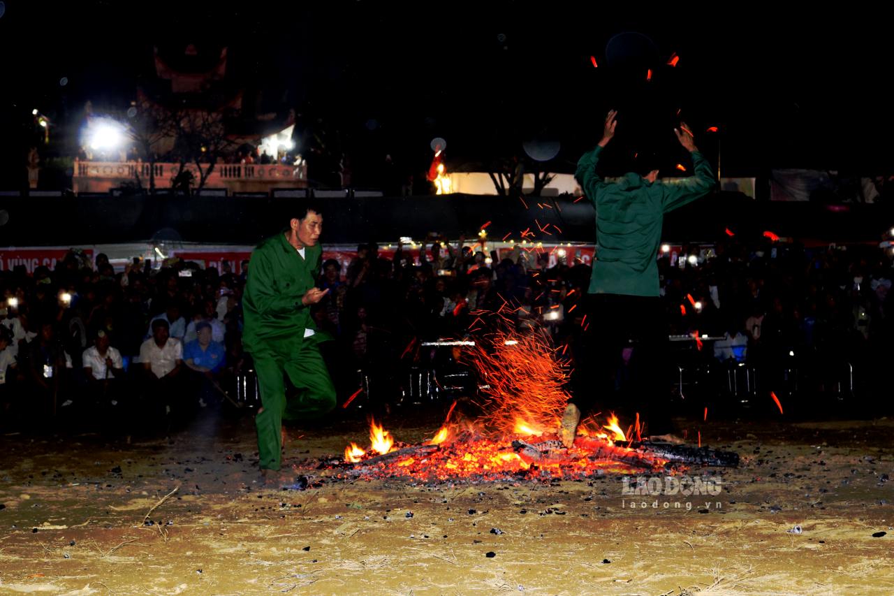 The fire dancing performance of the Dao ethnic people in Tan Linh commune made tourists excited. Photo: Van Duc