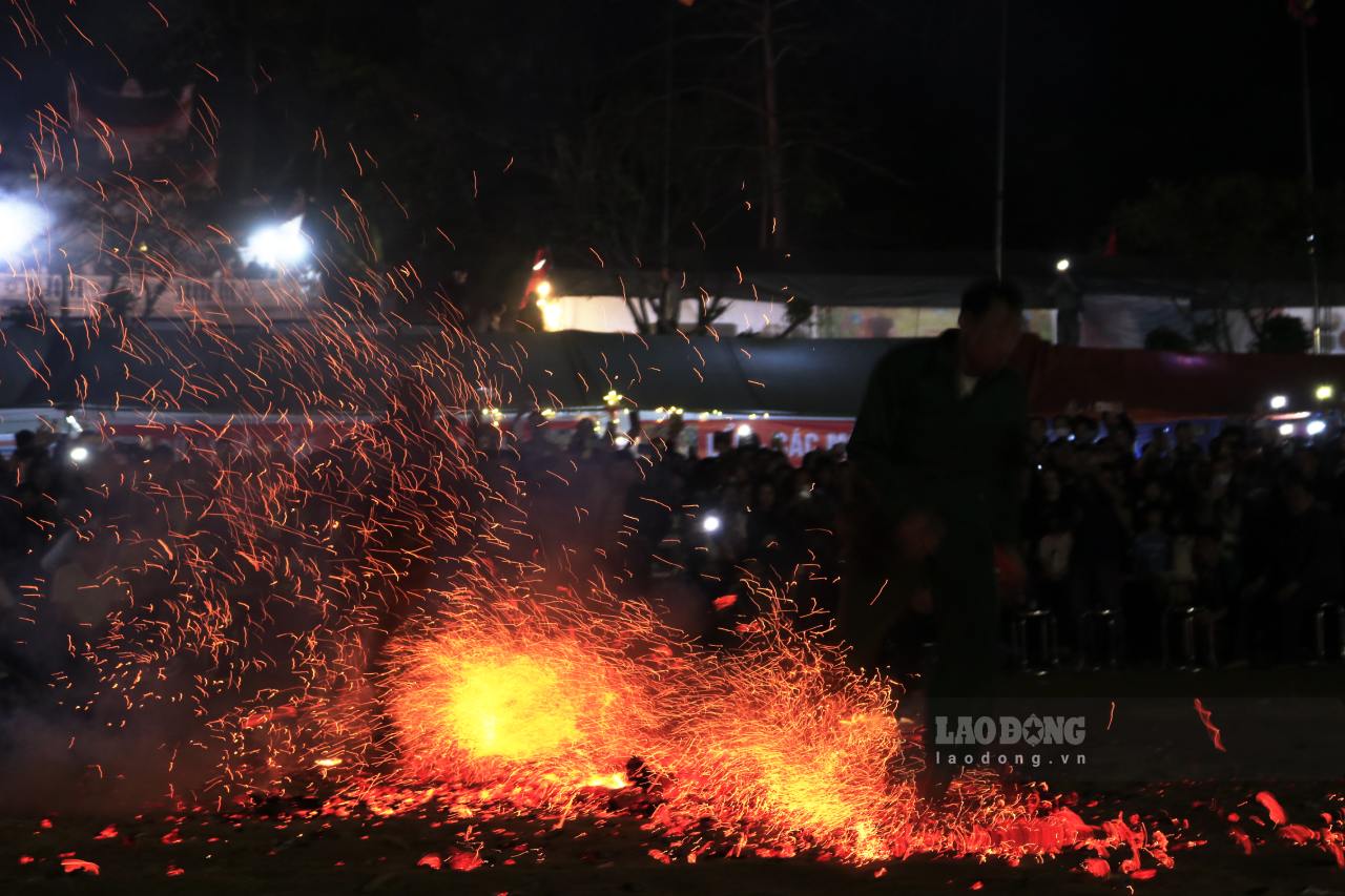 Màn nhảy lửa khiến nhiều du khách thích thú. Ảnh: Văn Đức