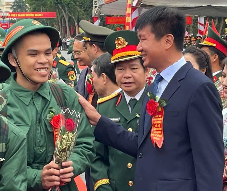 Ông Trần Huy Tuấn - Ủy viên Trung ương Đảng, Bí thư Tỉnh ủy Ninh Bình động viên, tặng hoa chức mừng các tân binh lên đường nhập ngũ. Ảnh: Diệu Anh
