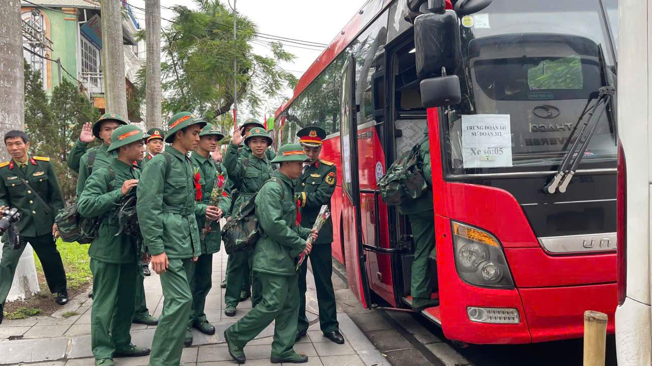 More than 6,000 outstanding young people in Ninh Binh enthusiastically enlist in the army. Photo: Dieu Anh
