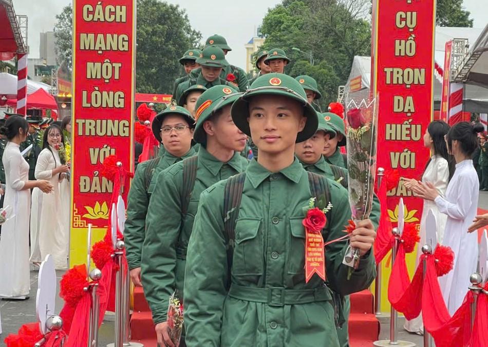 Các tân binh tại Ninh Bình hăng hái lên đường nhập ngũ. Ảnh: Diệu Anh