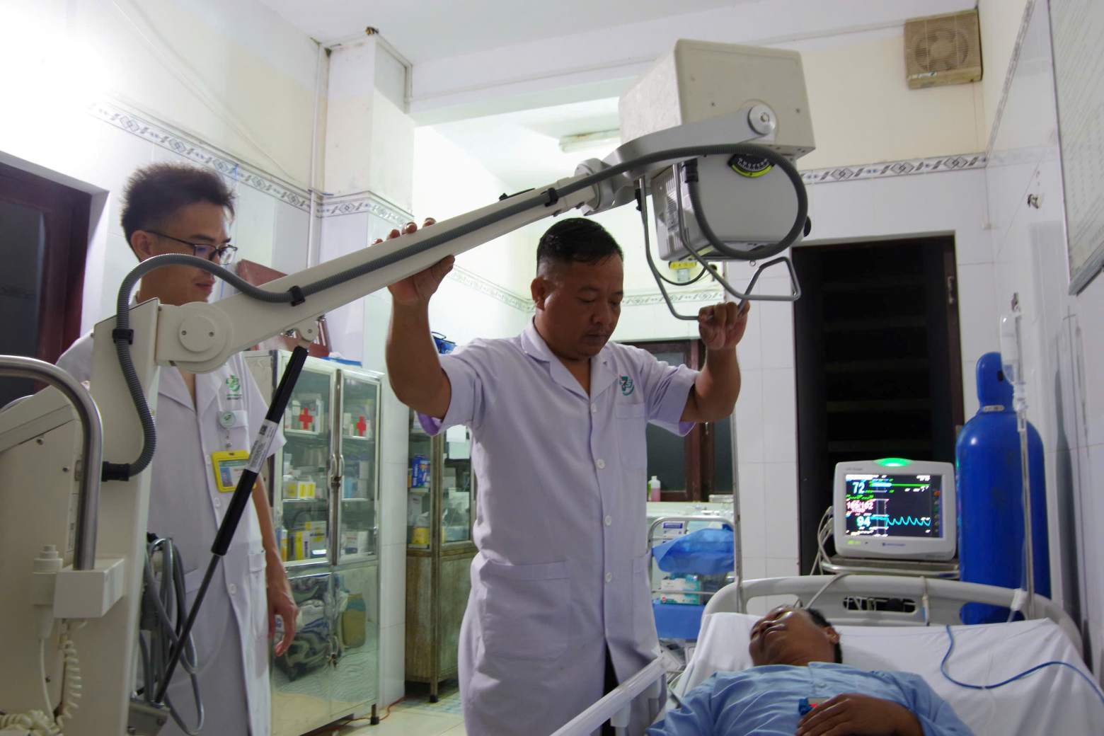Fishermen with stroke are examined by doctors at Truong Sa Hospital. Photo: Truong Sa