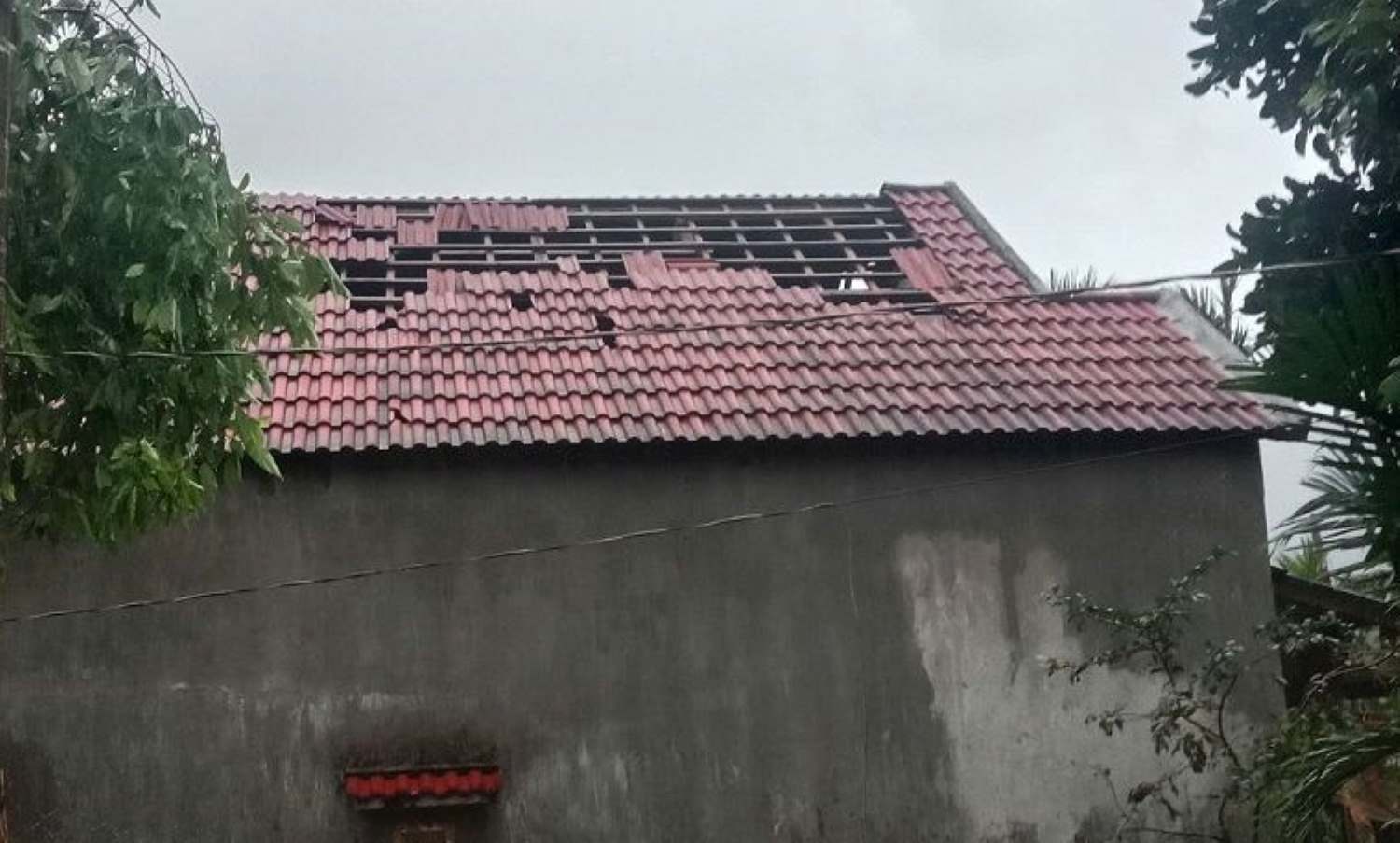 Strong winds and tornadoes caused roofs to be blown off, damaging 116 houses of people in mountainous Quang Ngai on the night of March 3. Photo: Dong Giang