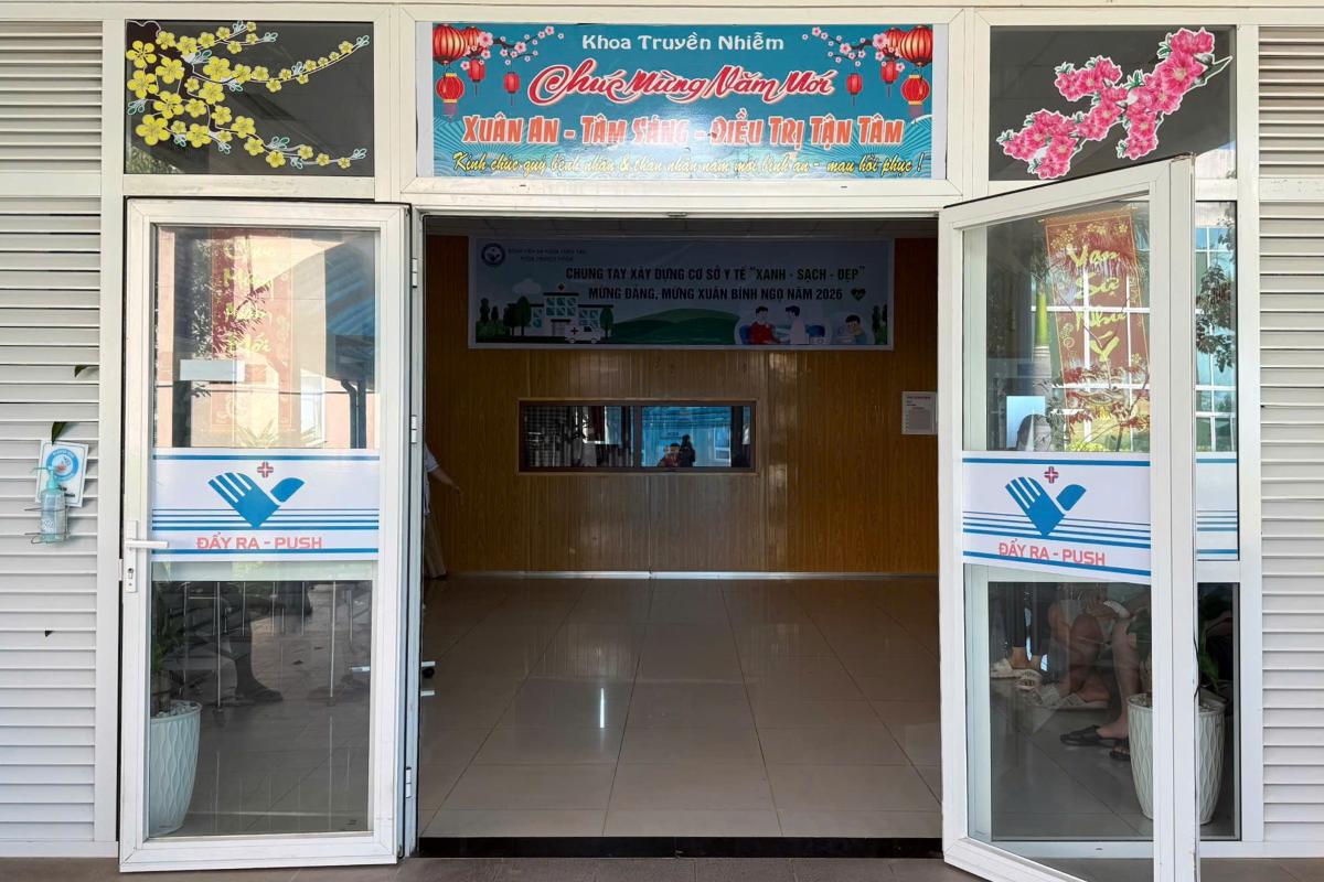 The Department of Infectious Diseases of Vung Tau General Hospital is treating many cases of food poisoning symptoms. Photo: Thanh An