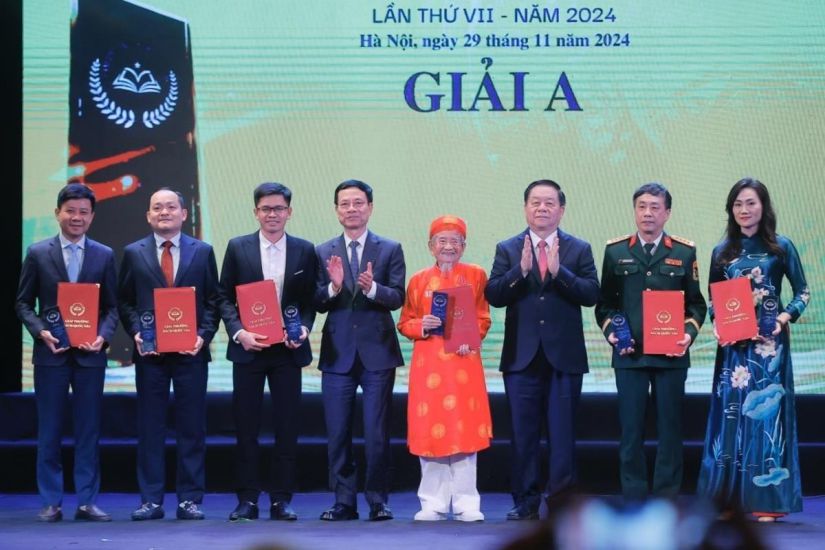 Awarding prizes to authors who won the A prize - National Book Award VII in 2024. Photo: VNA