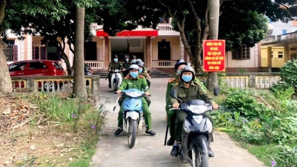 Quy định mới từ ngày 1.4 cho phép UBND cấp xã tiếp nhận phản ánh vi phạm giao thông. Ảnh: Anh Tuấn