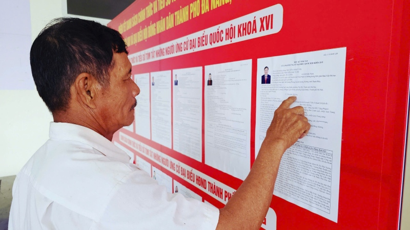 Cử tri phường Bàn Thạch, Đà Nẵng theo dõi tiểu sử ứng viên đại biểu Quốc hội, để lựa chọn người xứng đáng vào cơ quan dân cử. Ảnh: Hoàng Bin