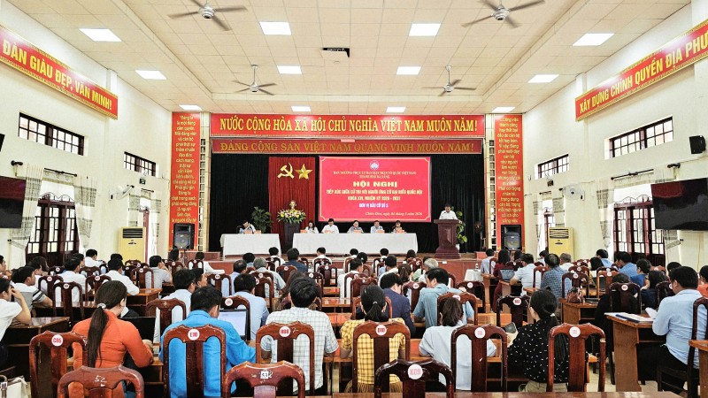 Quang cảnh buổi tiếp xúc cử tri vận động tranh cử ở xã Chiên Đàn, Đà Nẵng. Ảnh: Hoàng Bin