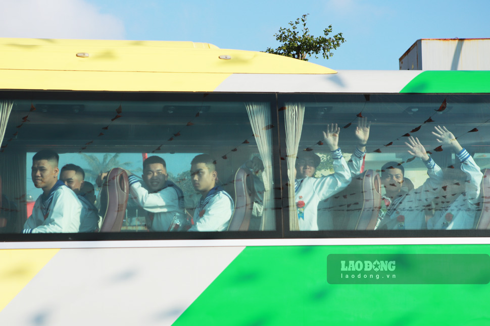 Những cánh tay vẫy chào, nụ cười gửi gắm niềm tin tới người thân trước giờ lên đường nhập ngũ. Ảnh: Hoài Phương