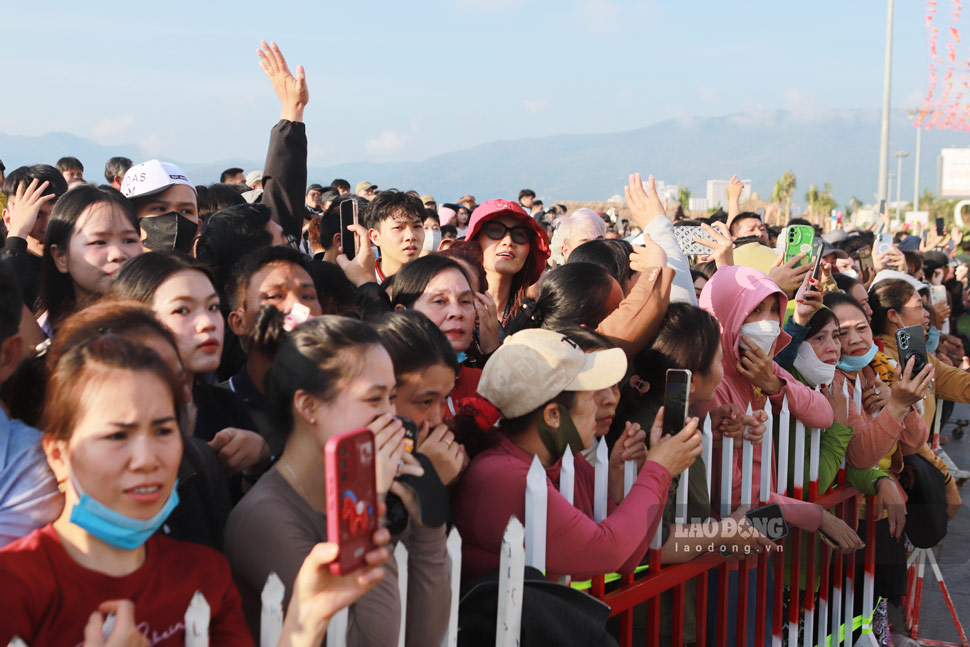 Người thân tiễn con em lên đường nhập ngũ. Ảnh: Hoài Phương