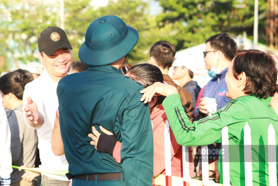 Những cái ôm thay lời động viên con trước lúc lên đường bảo vệ Tổ quốc. Ảnh: Hoài Phương
