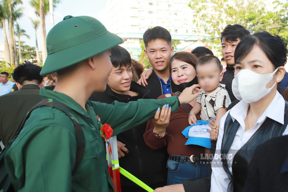 Bà Trương Thị Đào tự hào tiễn con trai lên đường nhập ngũ. Ảnh: Hoài Phương