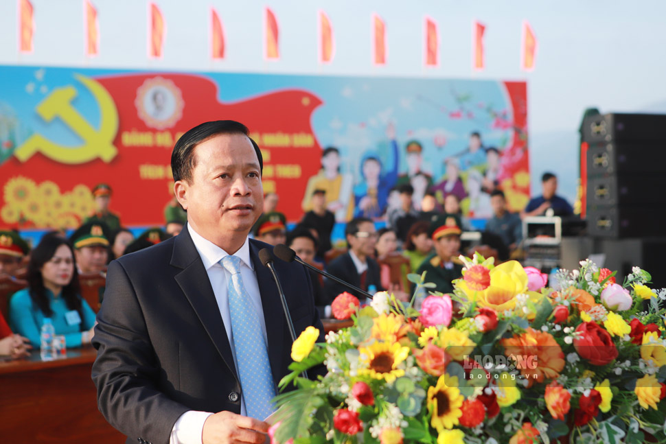 Ông Nguyễn Tuấn Thanh phát biểu động viên thanh niên lên đường nhập ngũ. Ảnh: Hoài Phương