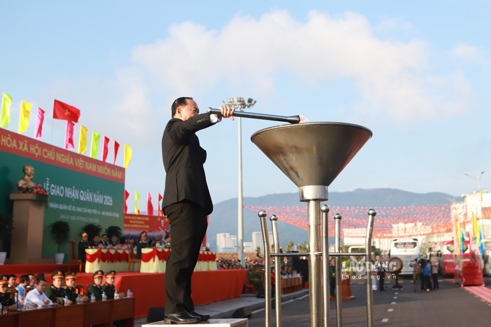 Bí thư Tỉnh ủy Gia Lai Thái Đại Ngọc thắp đuốc truyền thống, tiếp lửa cho thanh niên lên đường nhập ngũ. Ảnh: Hoài Phương