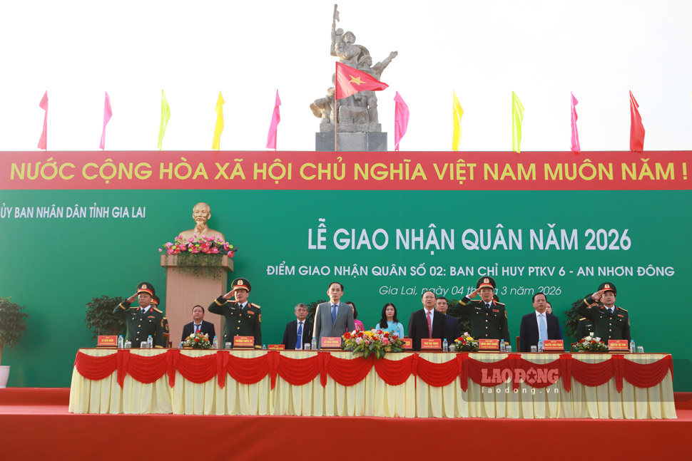 Các đại biểu dự Lễ giao, nhận quân điểm số 2 của Ban Chỉ huy phòng thủ khu vực 6 - An Nhơn Đông. Ảnh: Hoài Phương