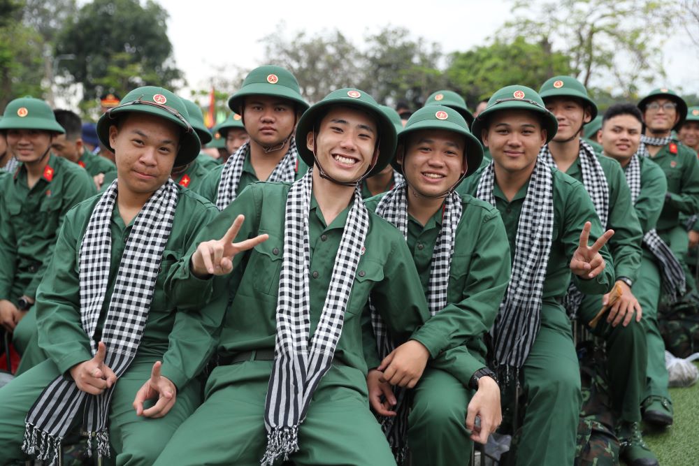 Các tân binh thể hiện cảm xúc hào hứng trước giờ lên đường nhập ngũ. Ảnh: Anh Tú