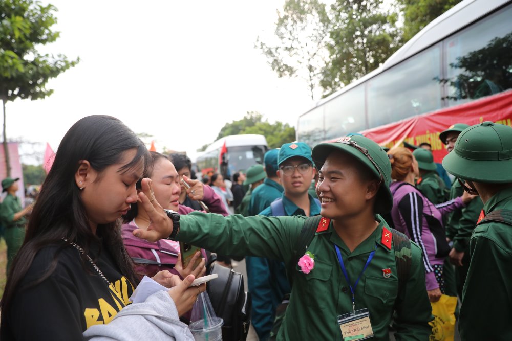 Khoảnh khắc bịn rịn chia tay người thân của các tân binh. Ảnh: Anh Tú