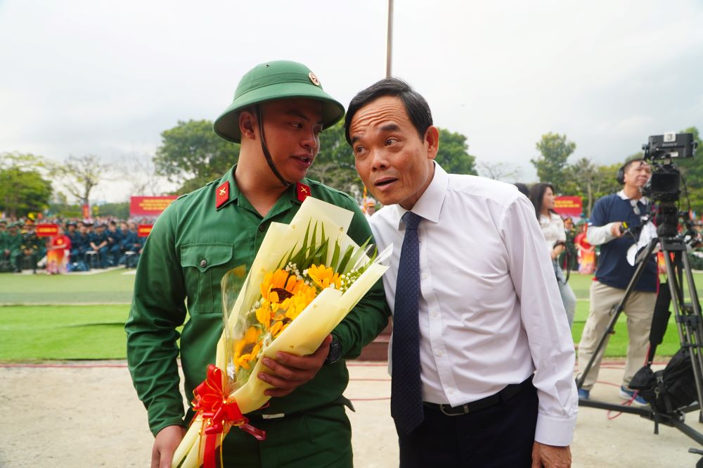 Bí thư Thành ủy TP.HCM Trần Lưu Quang động viên, hỏi thăm các chiến sĩ. Ảnh: Anh Tú