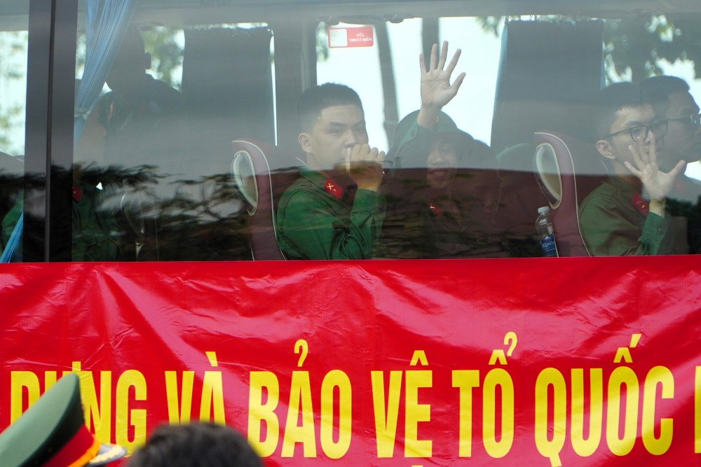 Các tân binh lên đường trở về đơn vị. Ảnh: Anh Tú