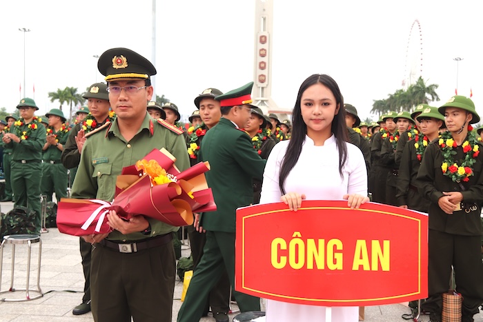 Hơn 4.100 thanh niên Đà Nẵng hăng hái nhập ngũ trong ngày hội tòng quân. Ảnh: Nguyễn Linh