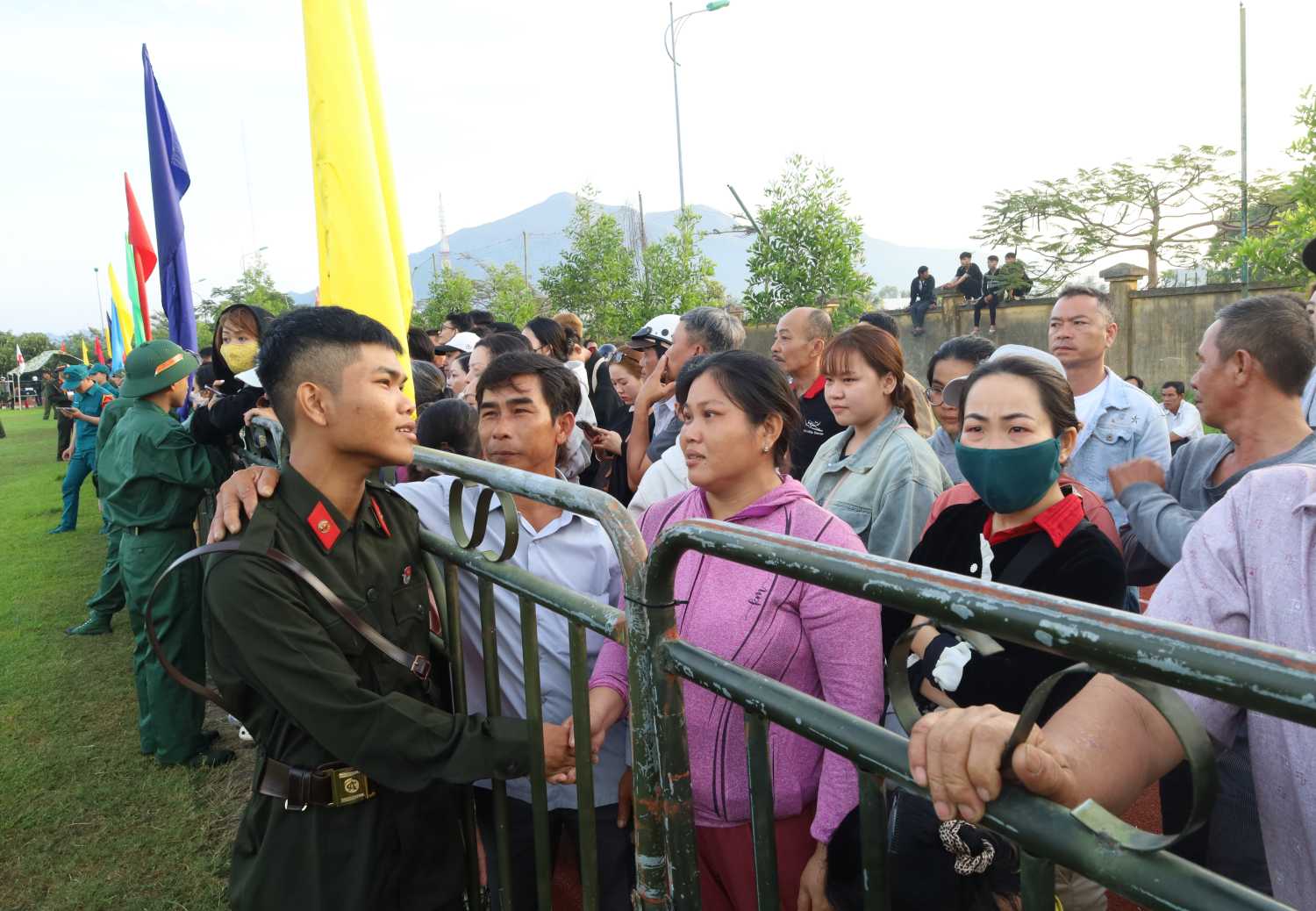 Thanh niên tạm biệt người thân lên đường nhập ngũ. Ảnh: Phương Linh