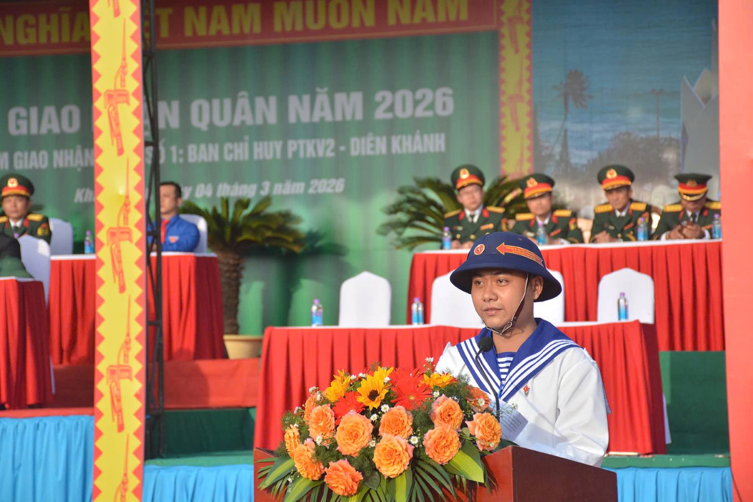 Thanh niên Khánh Hòa phát biểu cảm tưởng trước khi lên đường nhập ngũ. Ảnh: Vũ Duy