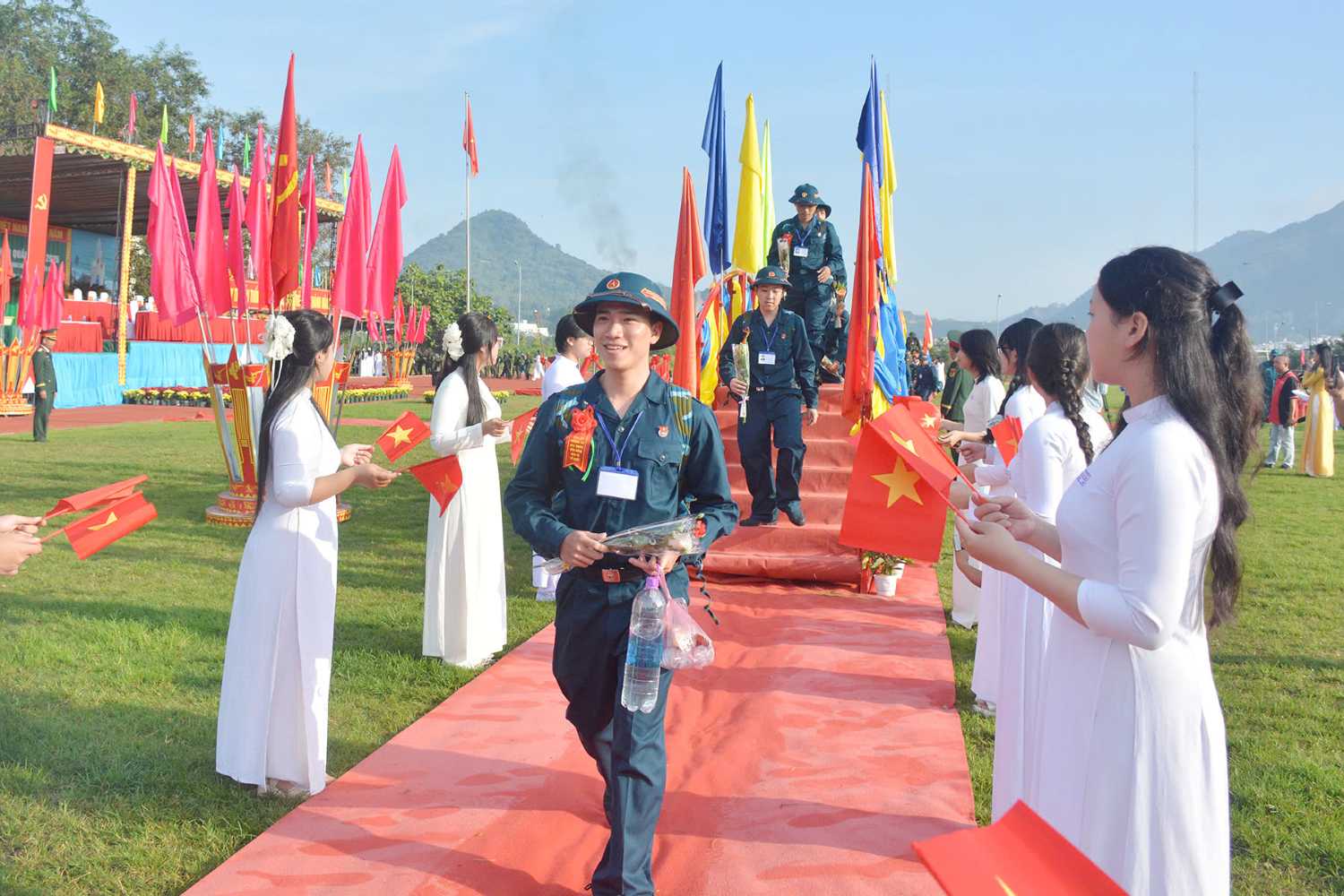 Military enlistment day in Khanh Hoa sends off 3,573 young people enlisting. Photo: Vu Duy