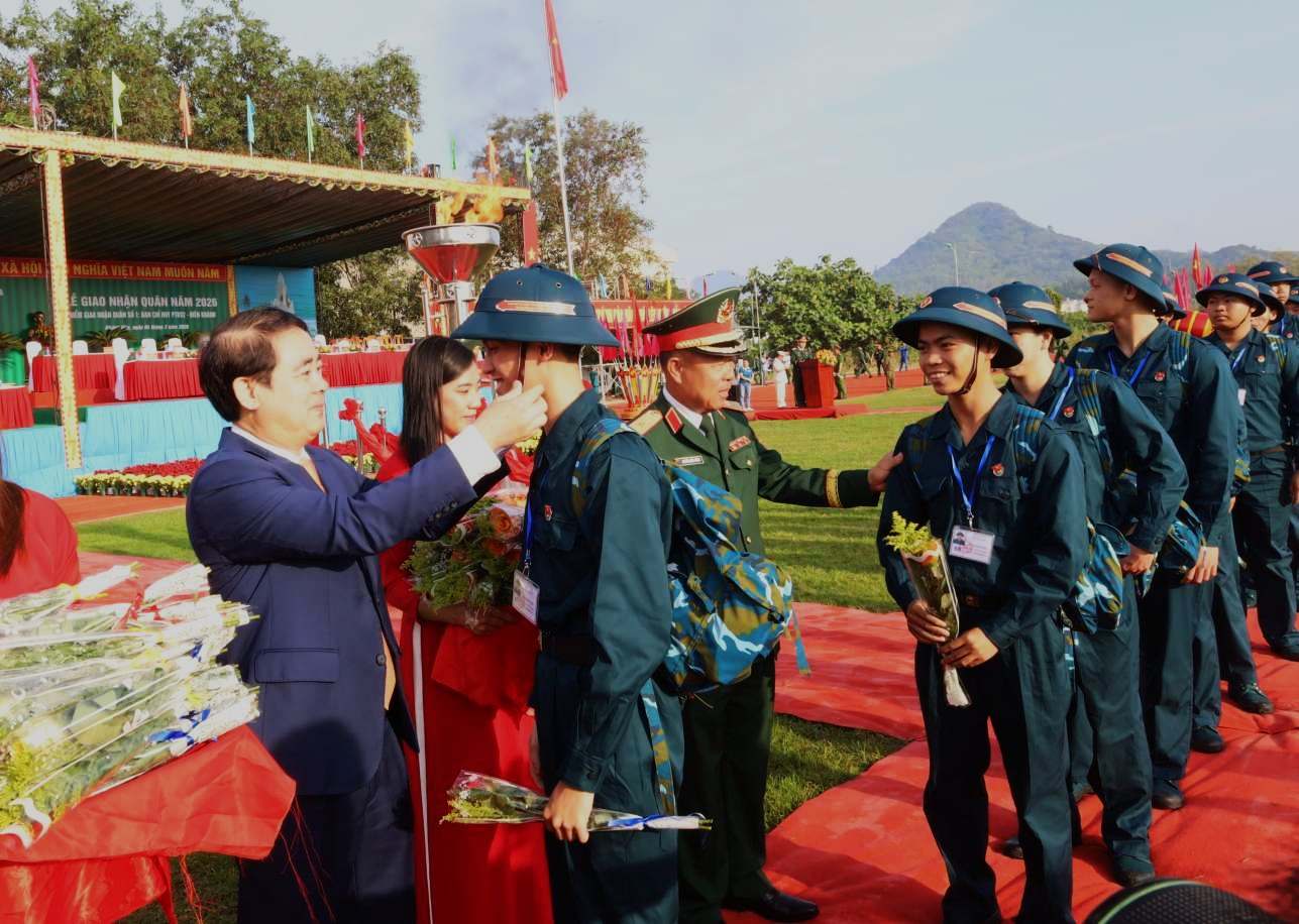 Ông Nghiêm Xuân Thành - Ủy viên Trung ương Đảng, Bí thư Tỉnh ủy Khánh Hòa động viên thanh niên lên đường nhập ngũ. Ảnh: Phương Linh