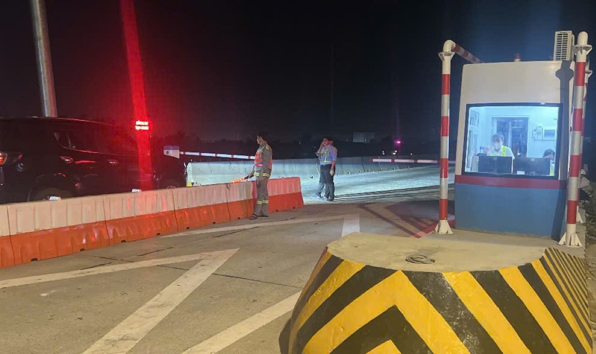 Các phương tiện qua trạm thu phí cao tốc Vĩnh Hảo - Phan Thiết. Ảnh: Duy Tuấn 
