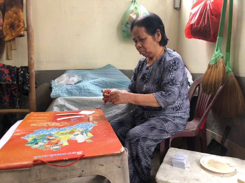 Ms. Hung lives alone in a rented house, without land, without husband and children, she faces illness and loneliness. Photo: Quynh Chi