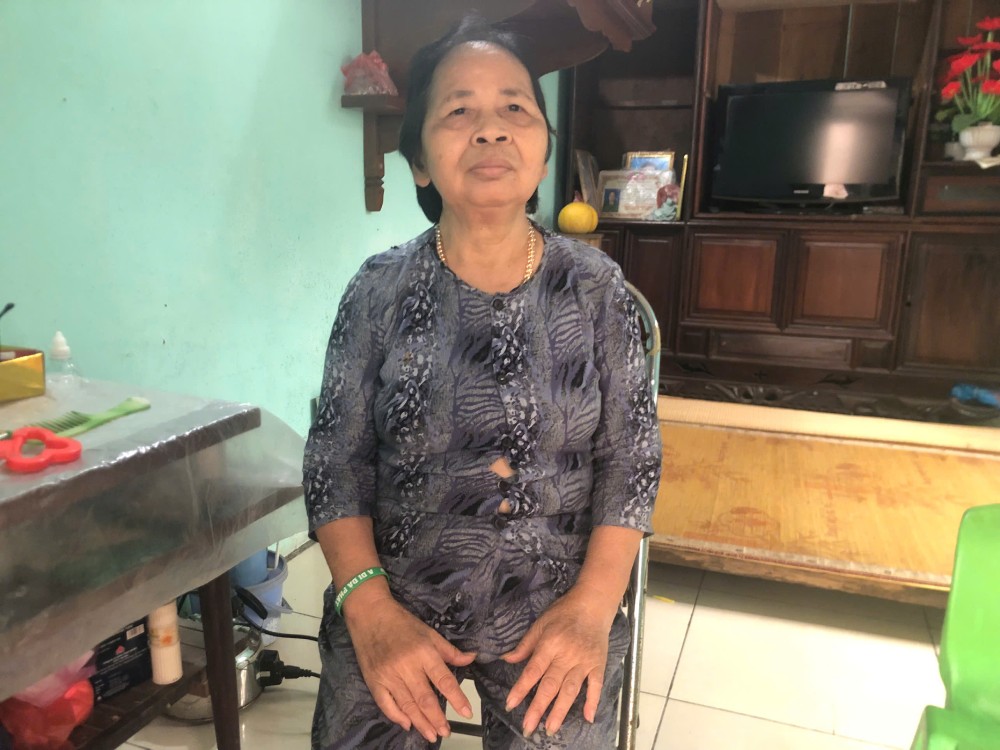 Bà Hưng sống neo đơn nhiều năm, bệnh tật chồng chất, thu nhập ít ỏi và không có nguồn trợ cấp ổn định. Ảnh: Quỳnh Chi