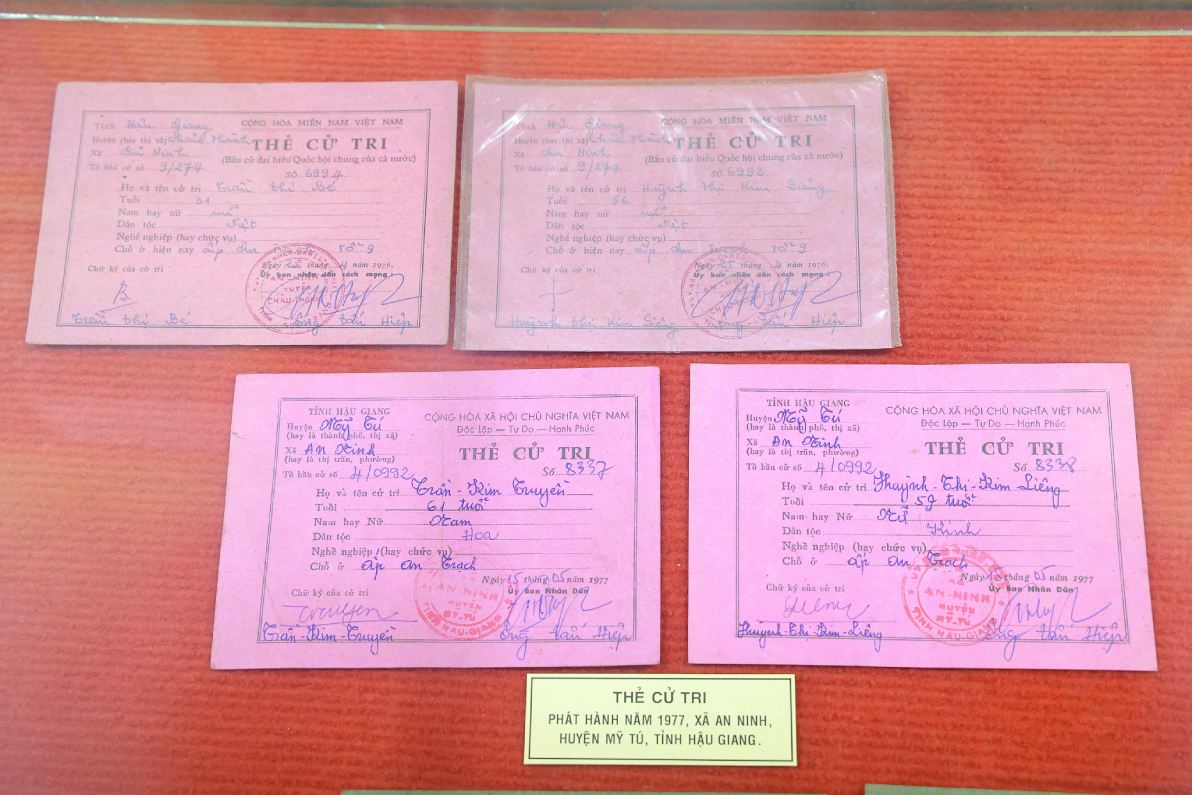 Thẻ cử tri phát hành năm 1977. Ảnh: Tạ Quang