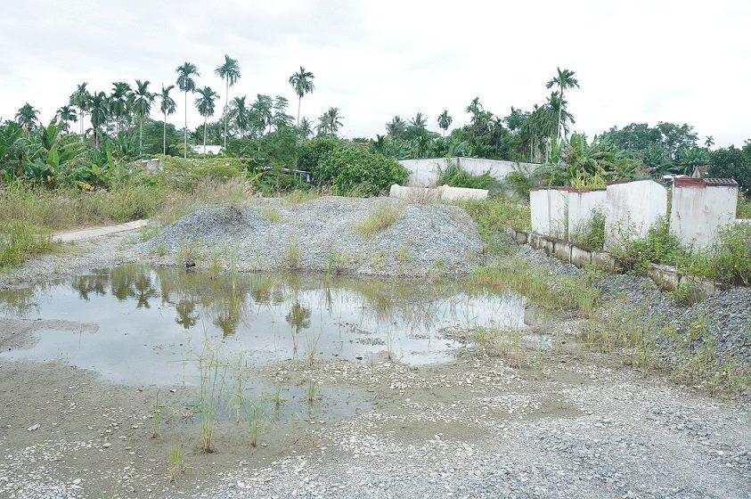 Many people have not yet handed over land to construct the road project connecting Thach Bich bridge to Tho Phong commune, one of the key projects of Quang Ngai province. Photo: DONG GIANG
