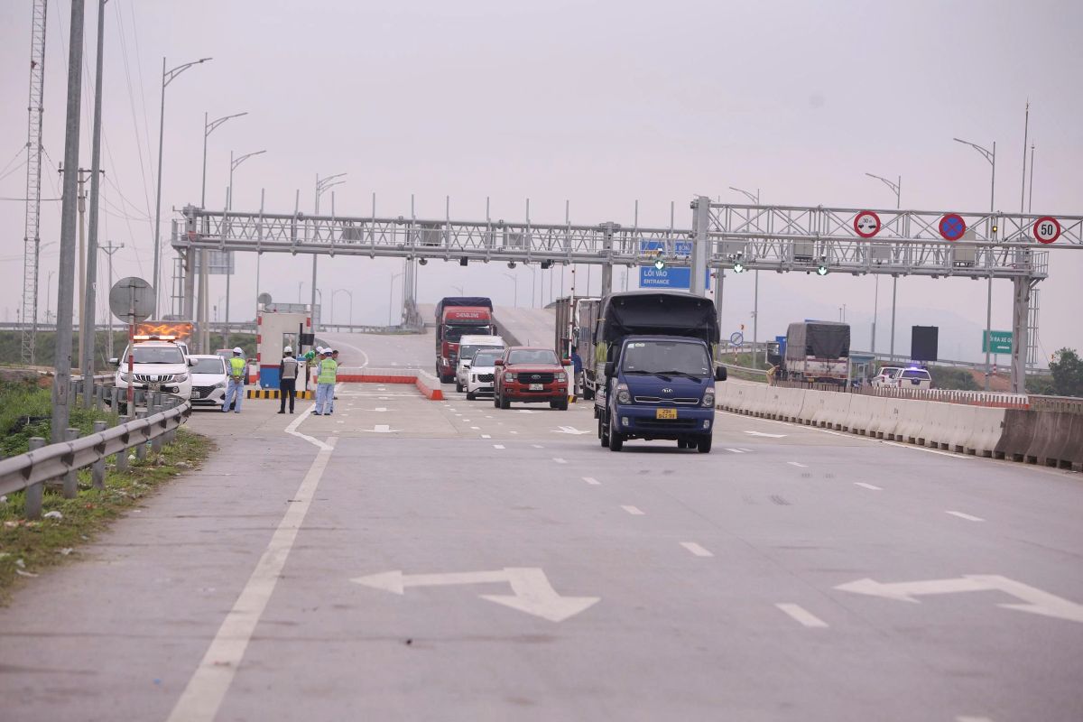 Lực lượng chức năng hỗ trợ đối với các phương tiện gặp lỗi khi qua trạm thu phí tự động. Ảnh: Quách Du