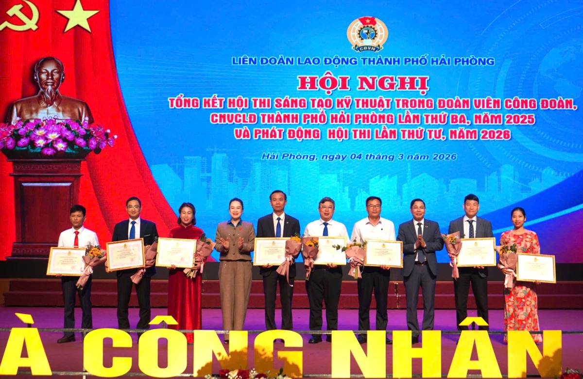 Các tác giải đạt giải Nhì hội thi. Ảnh: Mai Dung