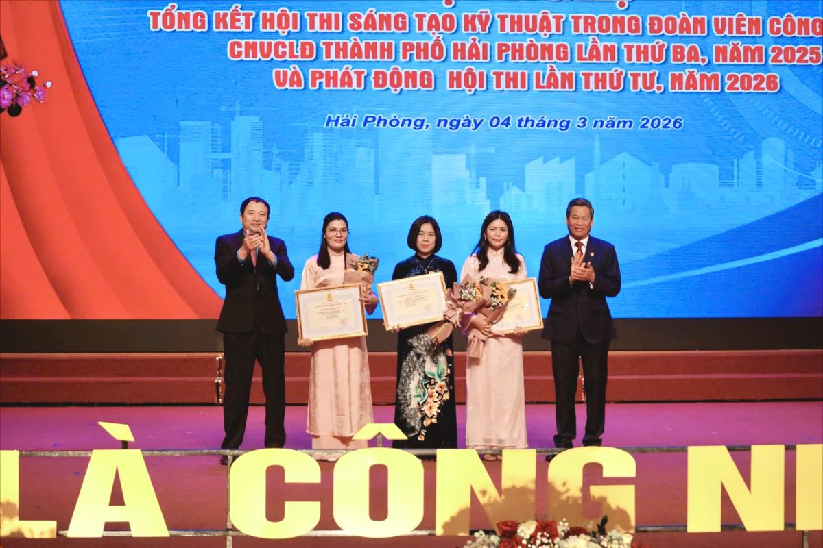 Vice President of the Vietnam General Confederation of Labor Huynh Thanh Xuan presents flowers to 3 groups of authors who won the first prize in the technical innovation contest for trade union members, workers, civil servants and laborers of Hai Phong City. Photo: Mai Dung